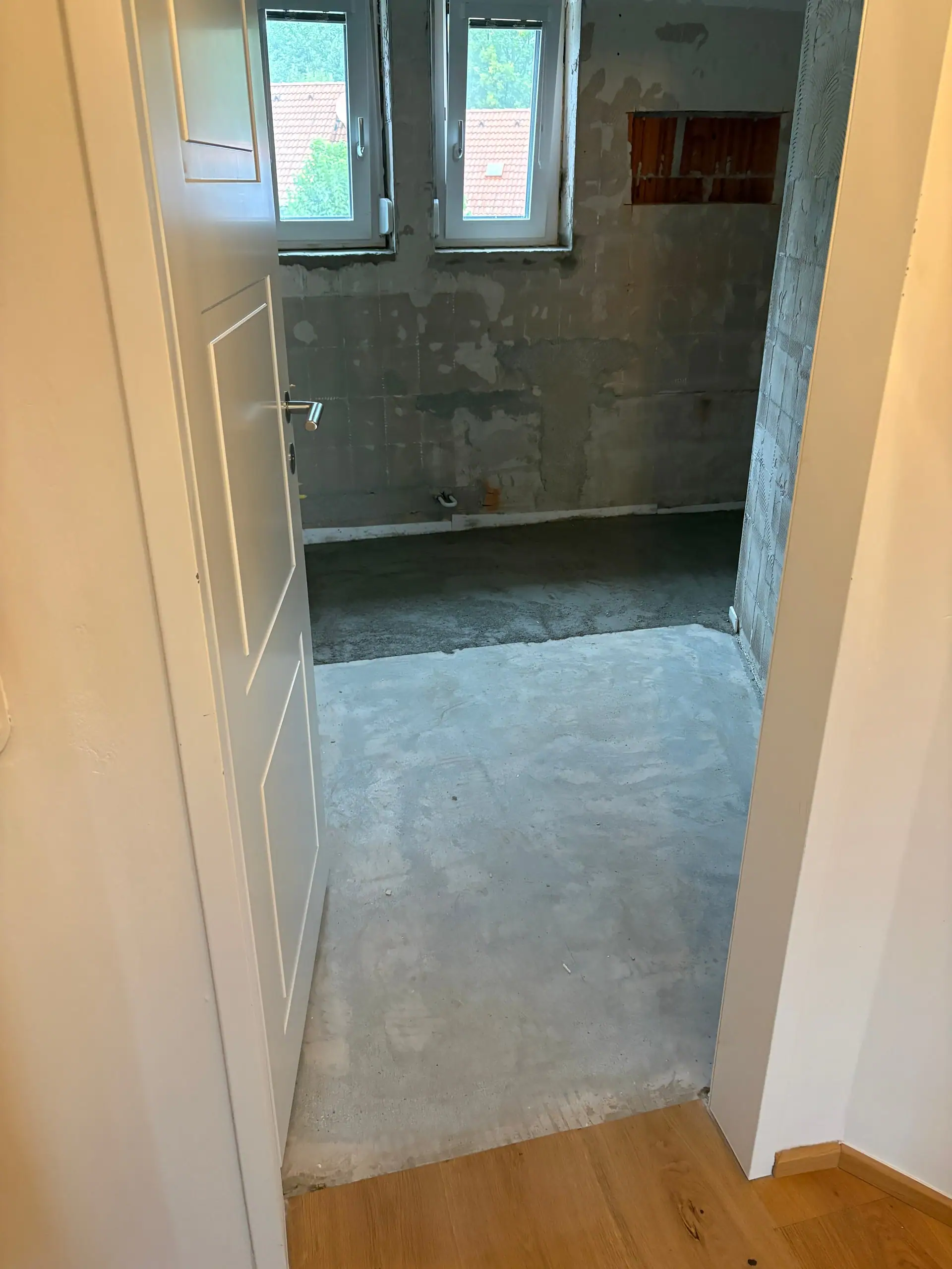 Bad mit freigelegtem Estrich, Blick durch die Tür