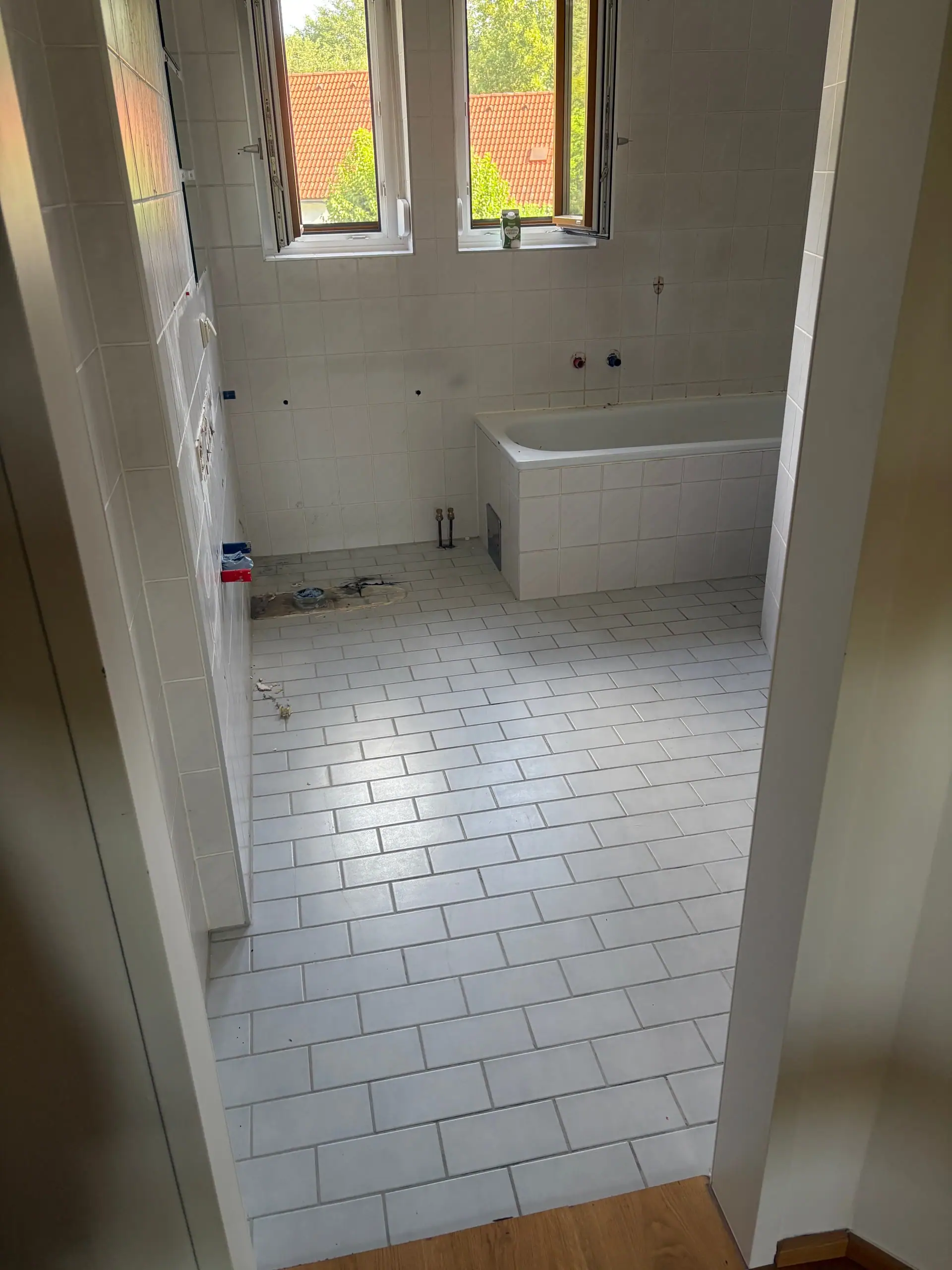 Badezimmer mit Wanne vor der Sanierung