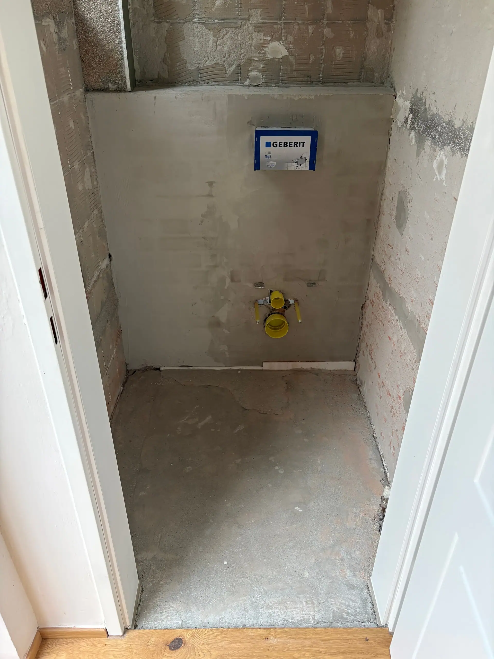 Rohes Bad mit neuer Vorwandinstallation für das WC