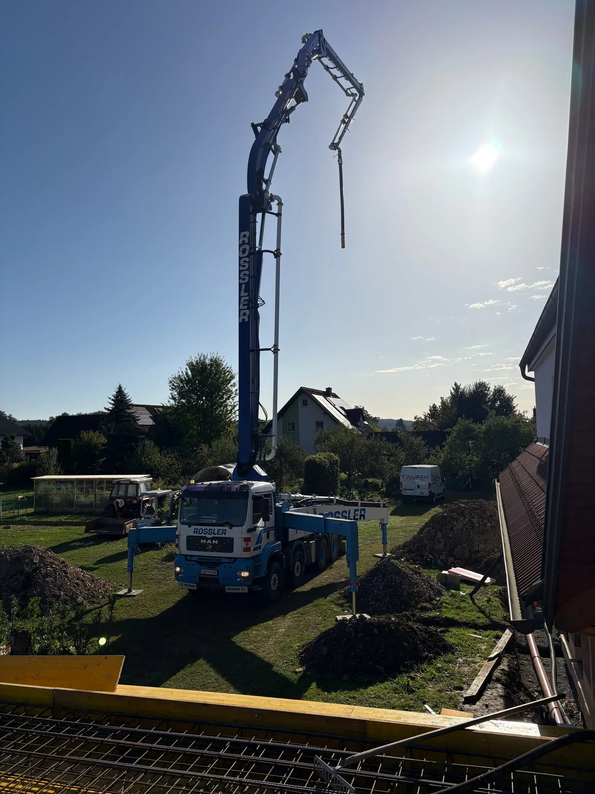 Betonpumpe über einer Bodenplatte