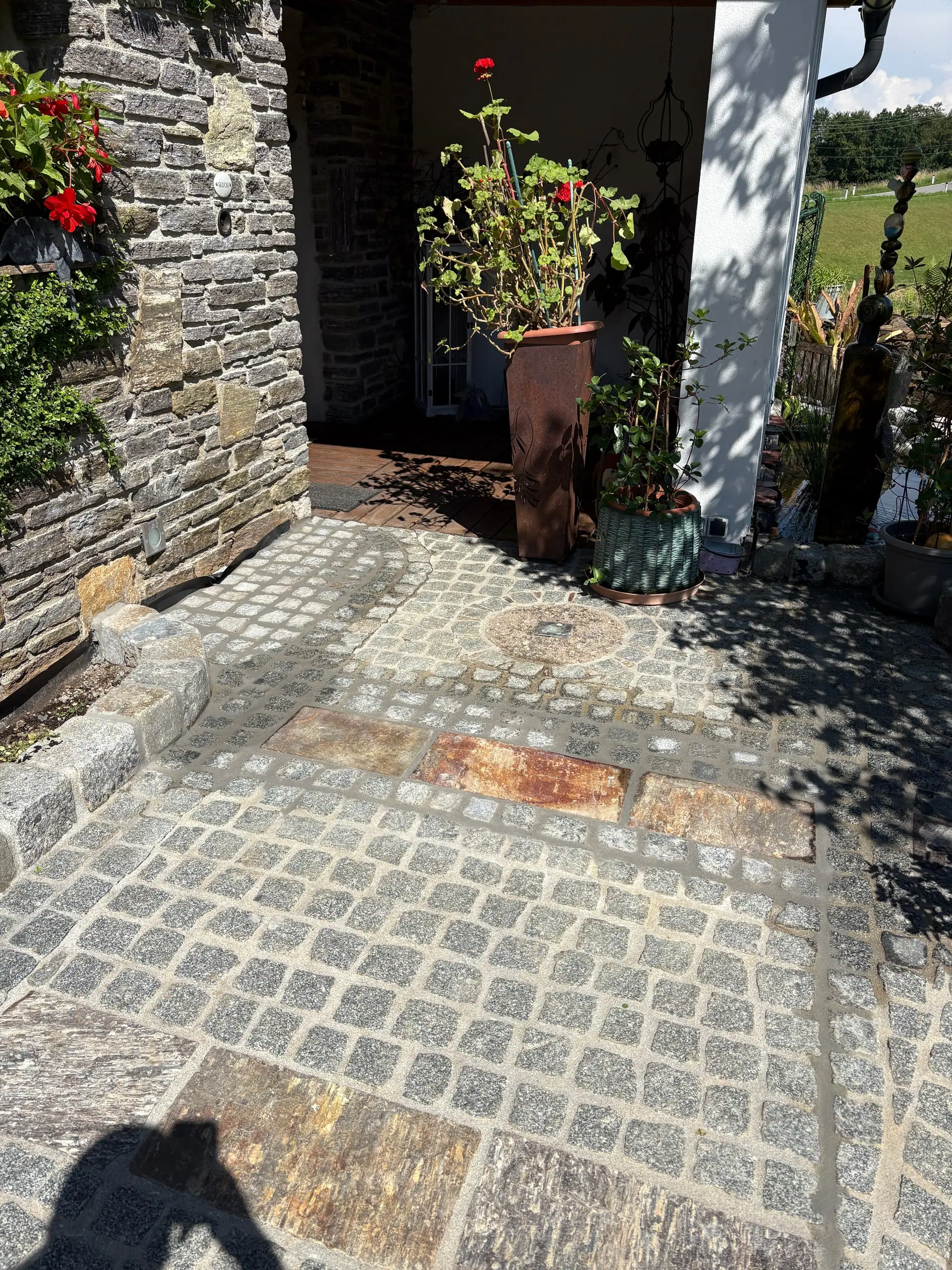 Hauseingang mit Granit-Kleinsteinpflaster und eingelegten Natursteinplatten