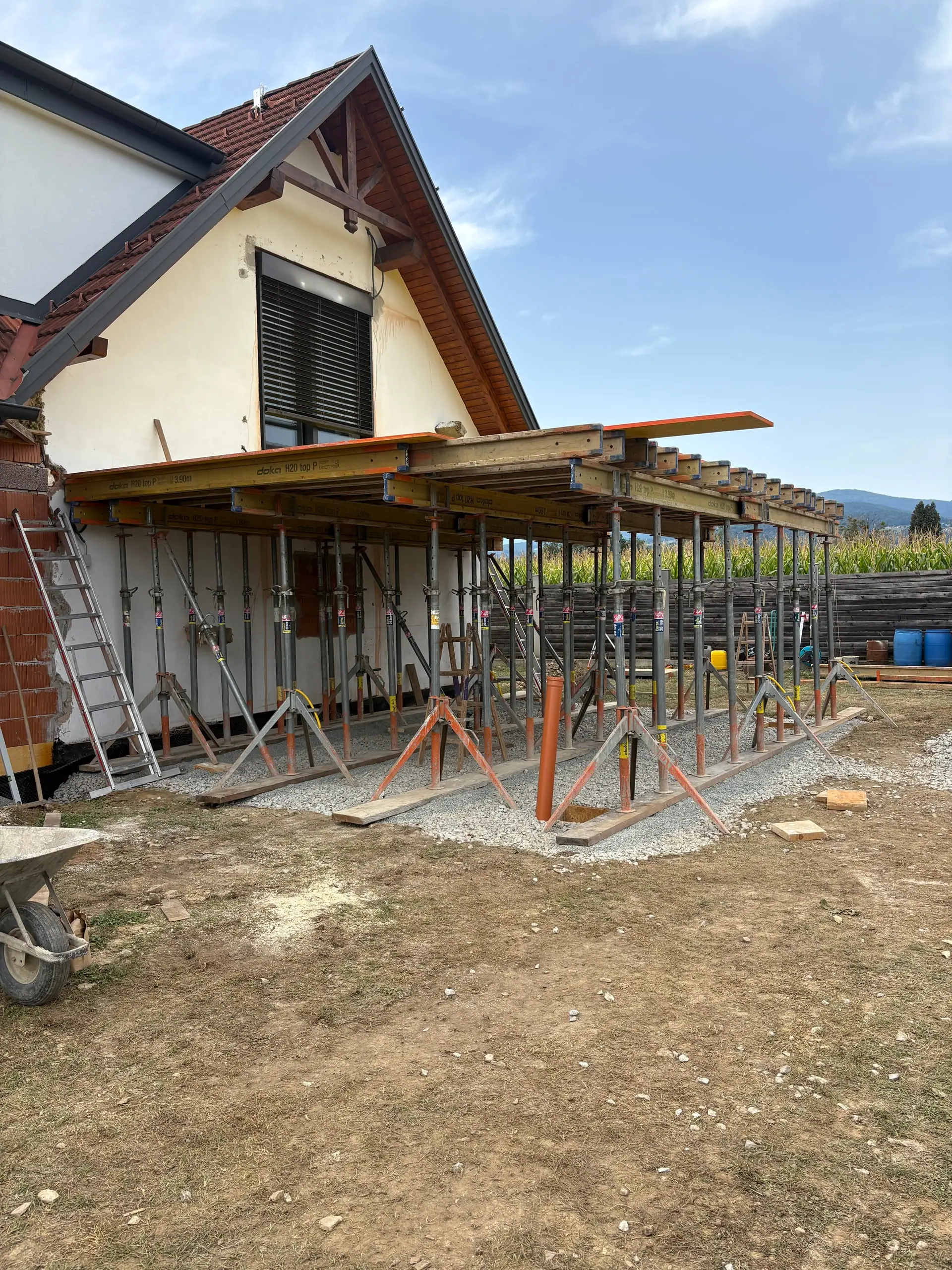Die Decke während des Baus, eingeschalt und mit Stützen gesichert