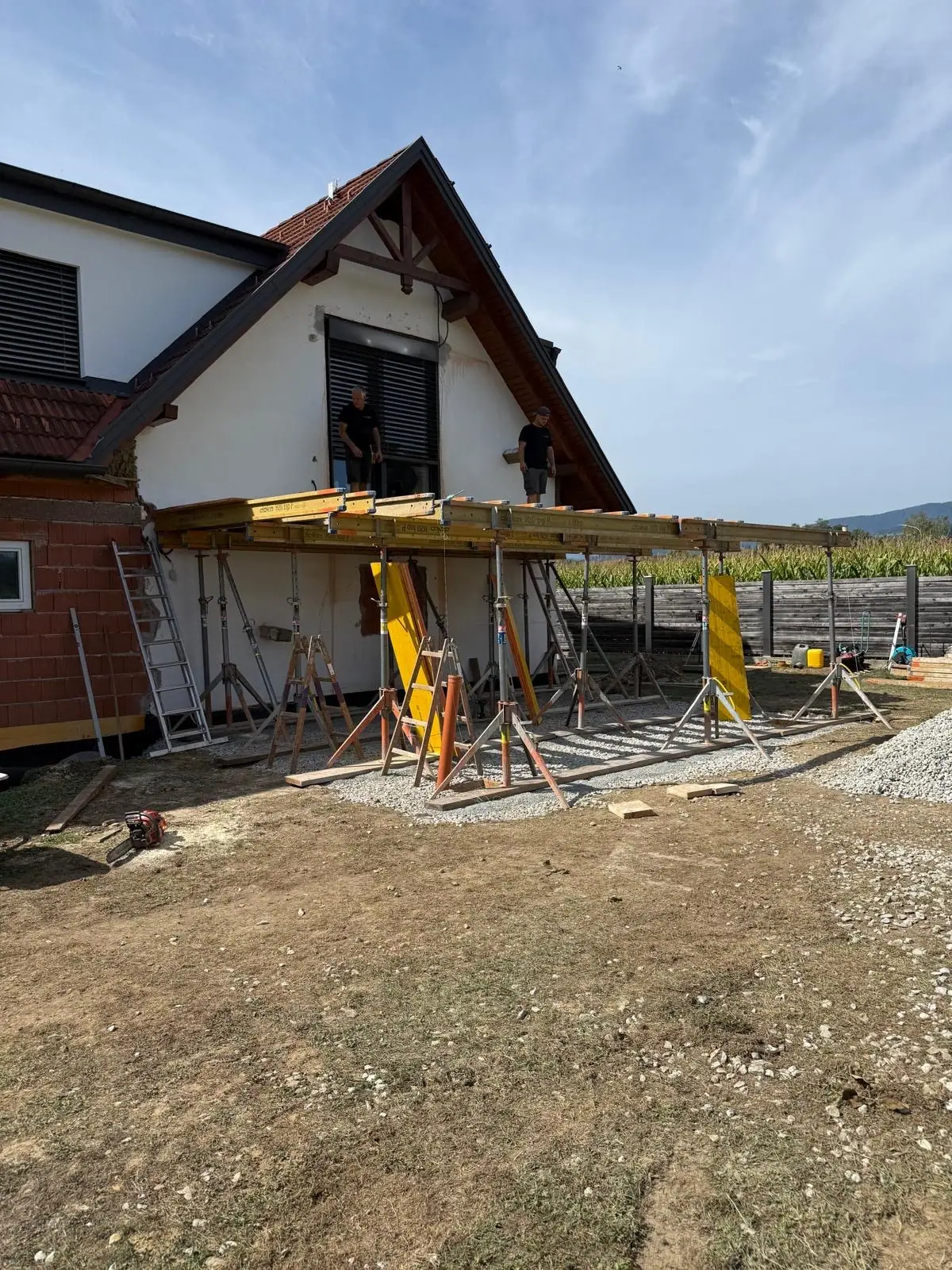 Deckenschalung an der Giebelseite, von Stützen getragen