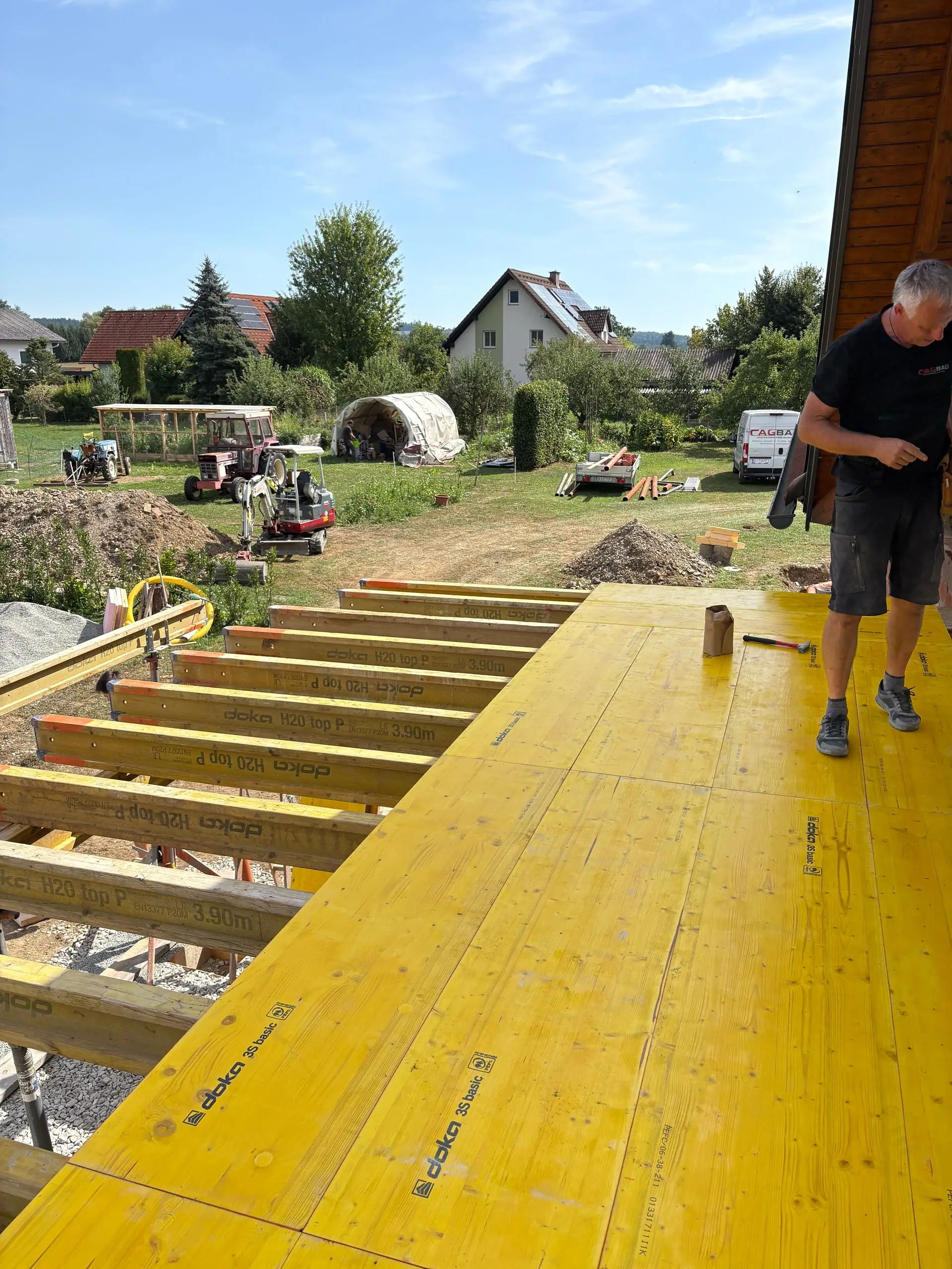 Schaltafeln auf Deckenträgern, ein Arbeiter auf der Schalung