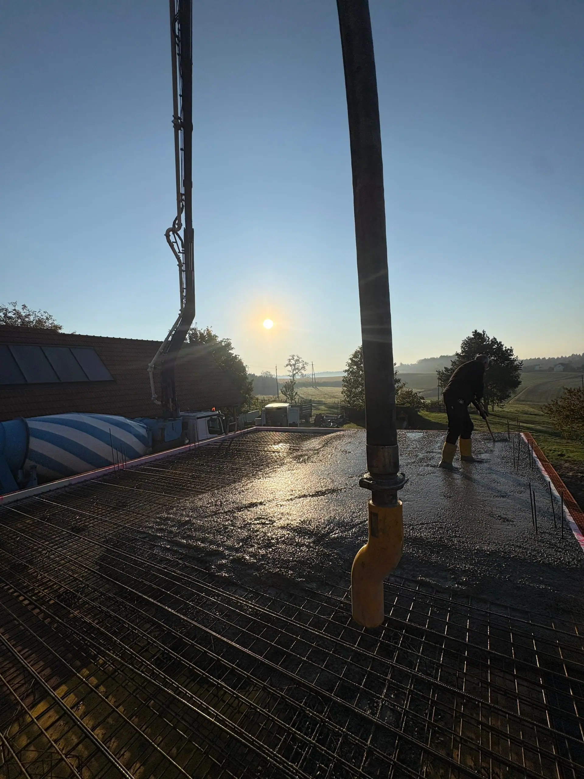 Betonieren der Decke im Abendlicht
